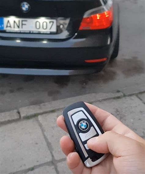 BMW F-serijos raktelis su pažymėtu papildomu mygtuku
