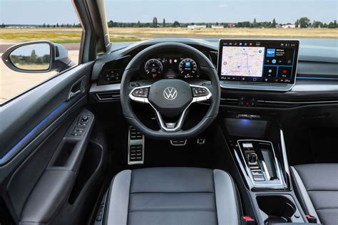 Schema: Techninės priežiūros intervalo nunulinimo mygtukų vieta VW Golf 3 prietaisų skydelyje