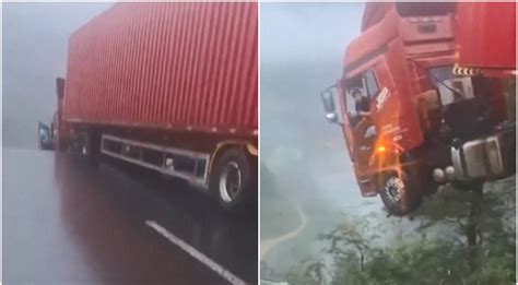 Tematinė nuotrauka: sunkvežimio vairuotojas kelyje, ilsisi kabinoje