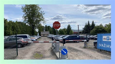Nuotrauka su automobiliais, pastatytais prie Graikijos uosto, su nurodytomis parkavimo zonomis