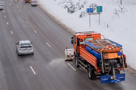 Automobilis sugedęs kelyje žiemos metu, laukiantis pagalbos