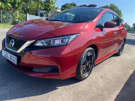 Nissan Leaf ZE1 antros kartos modelio išorės ir vidaus dizaino palyginimas su pirmąja karta