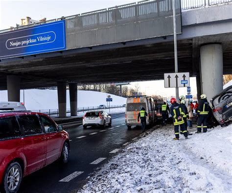 automobilio avarija Kaune, Šarkuvos gatvėje, su policija ir medikais