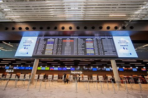Vilniaus oro uosto naujojo išvykimo terminalo interjero vizualizacija (erdvė su dideliais ekranais ir registracijos punktais)