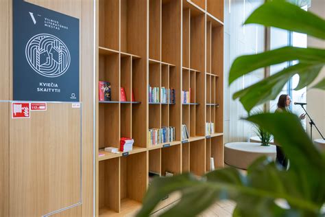 Vilniaus oro uosto skaitmeninio meno galerija arba Vilniaus literatūros miesto knygų lentyna