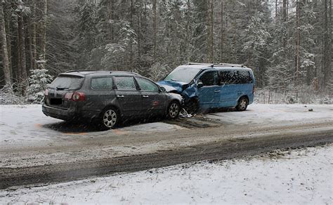 Fotografijos iš įvykio vietos: susidūrusių automobilių nuolydžiai ir sugadinti atitvarai