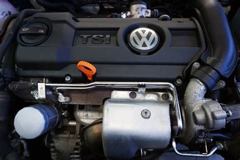 Volkswagen Passat B6 variklio skyrius su dyzeliniu varikliu