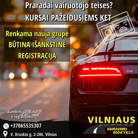 Nuotrauka su grupe besišypsančių vairavimo instruktorių