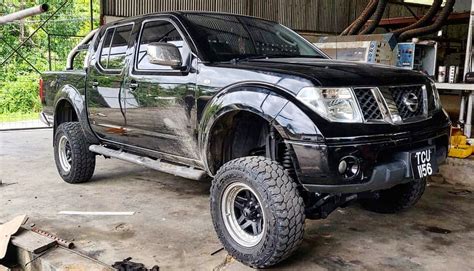 Nissan Navara D40 su priekaba, tempiantis sunkų krovinį