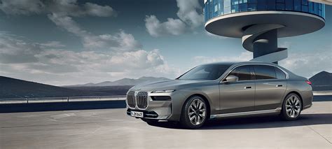 BMW 7 serijos specialiojo leidimo modelis su „Centennial Blue metallic“ spalva ir proginiais ženklais