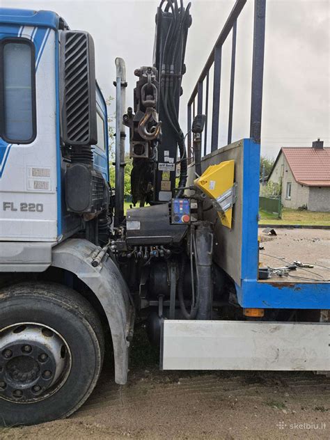 Teminė nuotrauka: automobilis ant tralo arba specialisto automobilis su įranga degalų išsiurbimui