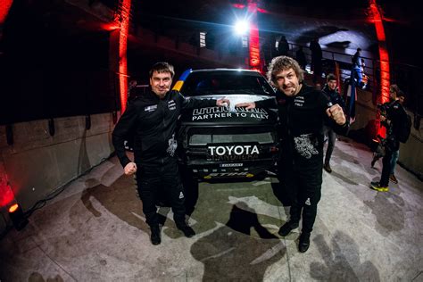 Benediktas Vanagas su Toyota Highlander automobiliu