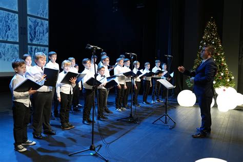 Vaikų choro pasirodymas scenoje