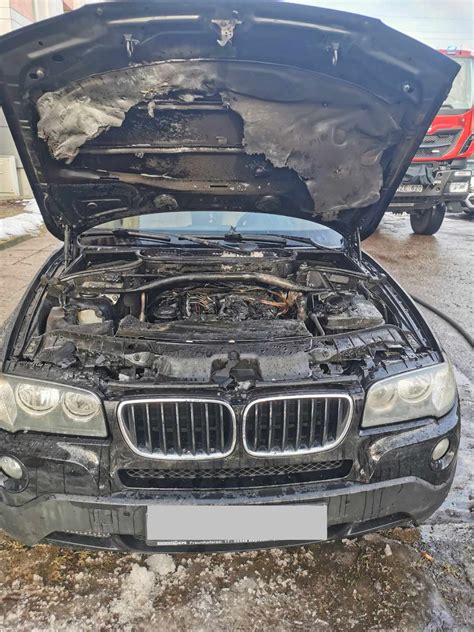 Transporto priemonių junginys: lengvasis automobilis BMW su priekaba. Akcentas į saugumą ir taisykles