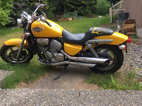 Teminė Honda Magna nuotrauka, rodanti jos „muscle cruiser“ stilių ir dizainą