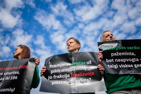 Vairuotojų protestas dėl darbo sąlygų prie įmonės administracijos