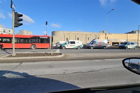 Vairuotojas prie MAN autobuso su atidaromomis durimis