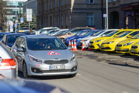 Nuotrauka, vaizduojanti automobilį, atliekantį parkavimosi manevrą vairavimo aikštelėje.