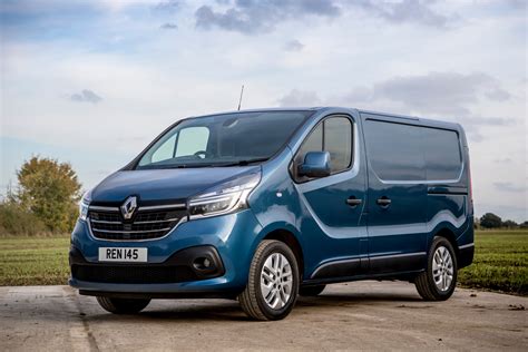 Renault Trafic furgono išorės vaizdas, pabrėžiantis kėbulo formą ir praktiškumą
