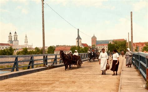 Kadrai iš 1994 m. Kauno, matomi per „Opel“ „Ascona“ langus