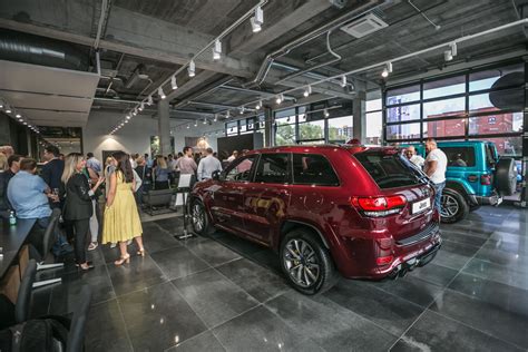 Naujų automobilių ekspozicija moderniame salone