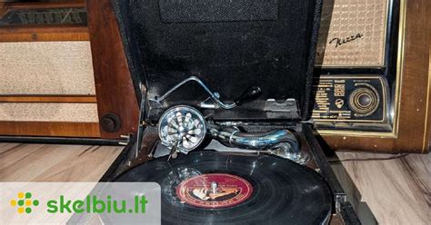 Thematiškai susijusi nuotrauka: senovinis patefonas su viniline plokštele