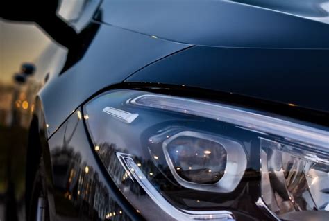 automobilis, pastatytas pavėsyje, kad apsaugotų žibintus nuo saulės