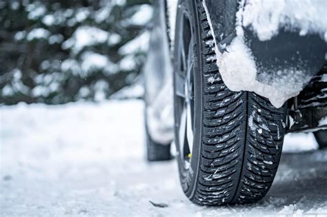 Teminė nuotrauka su automobiliu važiuojančiu žiemos keliais ir žieminėmis padangomis