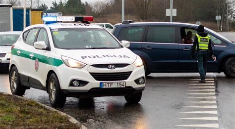 teminė nuotrauka: policija stabdo automobilį