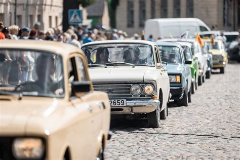 Tematinė nuotrauka: kelių senų automobilių, stovinčių eilėje, dalis