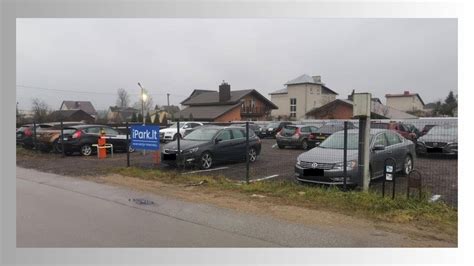 Teminė nuotrauka: besišypsanti pora renka automobilį oro uoste