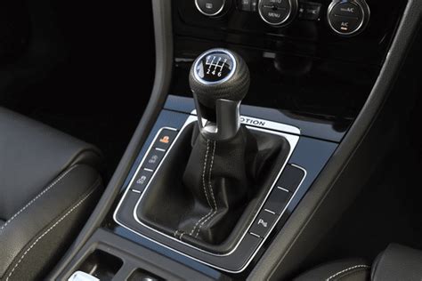 Dažniausios klaidos vairuojant automobilį su mechanine pavarų dėže