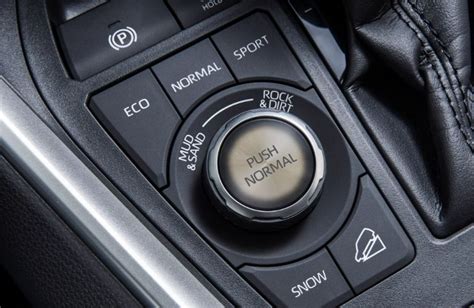 Toyota Land Cruiser bekelėje demonstruojanti Multi Terrain Select sistemą ir stabilizatoriaus atjungimo mechanizmą