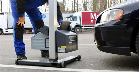 Darbuotojas, tikrinantis sunkvežimio techninę būklę