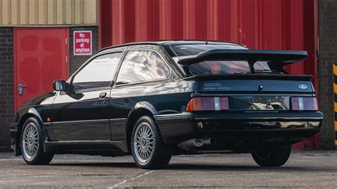 Ford Sierra su standartiniais lietų ratlankiais