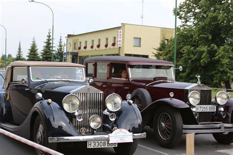 Edvino Žilinsko kolekcijos vitrina su keliais skirtingų epochų retro automobiliais
