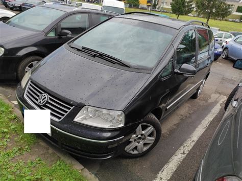 Tematinė nuotrauka: Volkswagen Sharan važiuoja keliu su šeima