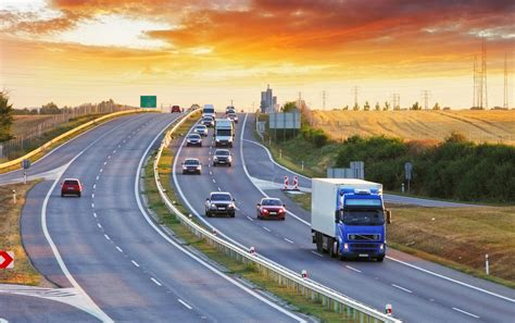 Nuotrauka, iliustruojanti įvairių kategorijų transporto priemones su priekabomis