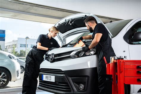 Teminė nuotrauka: Mechanikas dirba autoservise prie automobilio variklio