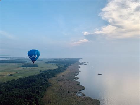 Teminė nuotrauka su oro balionu ir pilotais