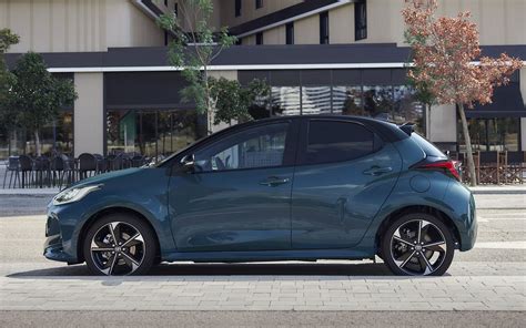 Toyota Yaris, nudažytas Juniper Blue metalo blizgesio spalva