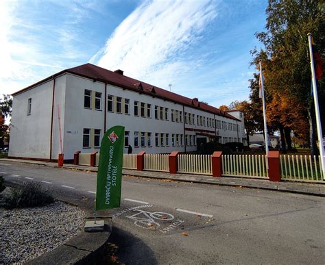 Ukmergės technologijų ir verslo mokyklos pastato fasadas