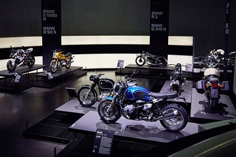 Tematinė nuotrauka, atspindinti BMW muziejaus ekspozicijų dinamiką ir technologijas