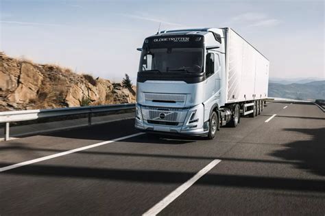 Volvo sunkvežimio kabinos interjero nuotrauka su pabrėžtais matmenimis