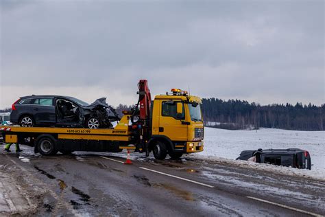 Teminė nuotrauka: traktoriaus ir automobilio avarijos vieta kelyje
