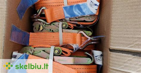 Nuotrauka, vaizduojanti tvirtinimo diržus, naudojamus kroviniams priekaboje.