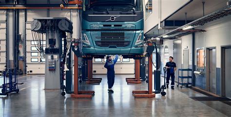 Nuotrauka iš Volvo Trucks serviso centro, demonstruojanti profesionalų techninį aptarnavimą ir diagnostikos įrangą.