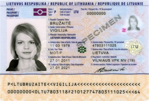 Teminė nuotrauka: asmens dokumentai ir kelionės pasas ant žemėlapio