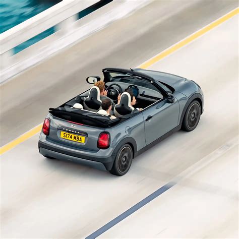 Nuotrauka: Elegantiškas kabrioletas su nuleistu stogu.