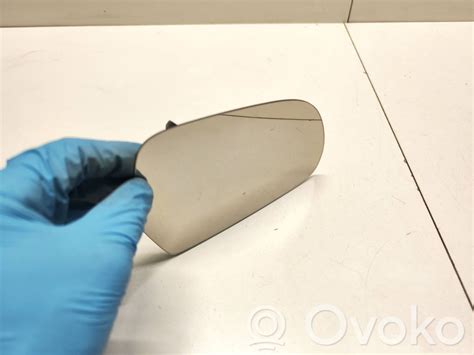 Nuotrauka, demonstruojanti, kaip atsukti apatinę plokštelę ir atlaisvinti veidrodėlio pado fiksatorius Audi A4.